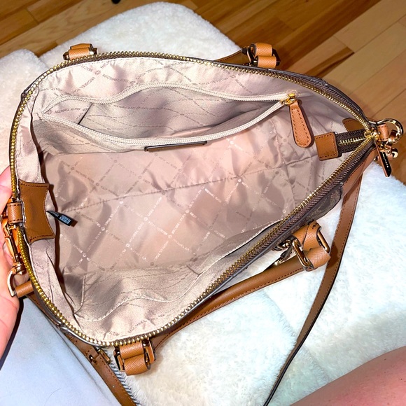 Brand new Michael Kors bag never been used! - Picture 3 of 3